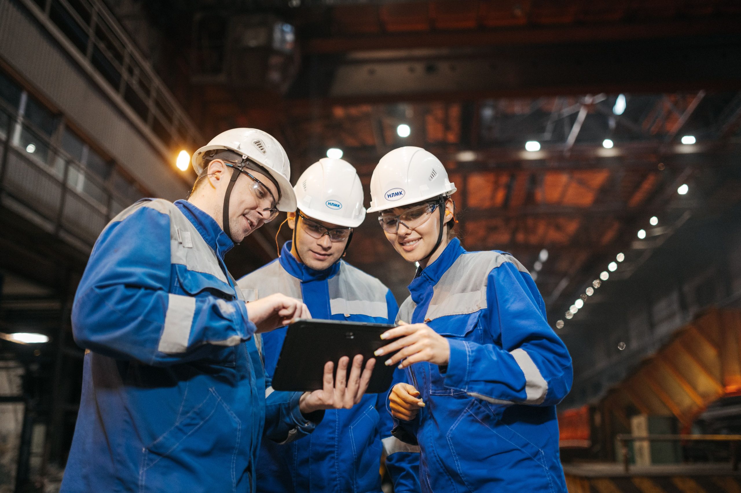 Équipe dans un environnement industriel